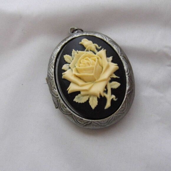 English Tea ROSE Cameo Locket Necklace Victorian - Picture 4 of 5